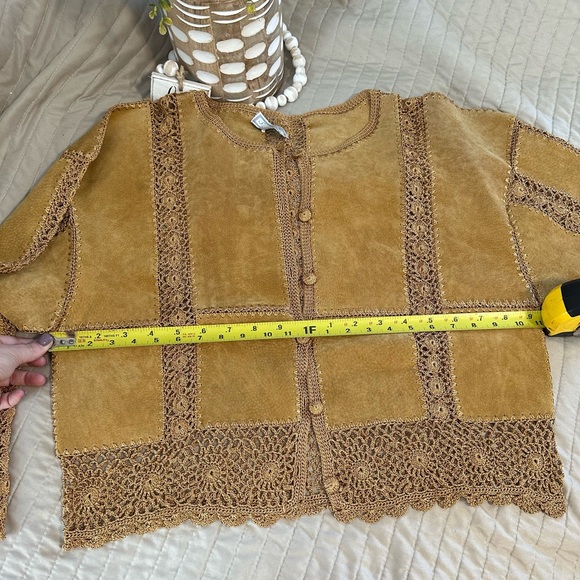 VINTAGE WOMENS BOHO SUEDE AND CROCHET - Picture 2 of 8